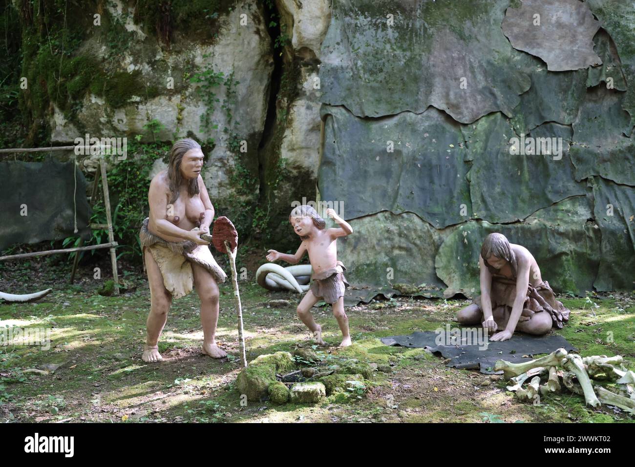 Scène de vie durant la préhistoire reconstruite au Parc Préhisto dans la vallée de la Vézère en Périgord Noir dans la région des grottes de Lascaux. Tursac, Pér Banque D'Images