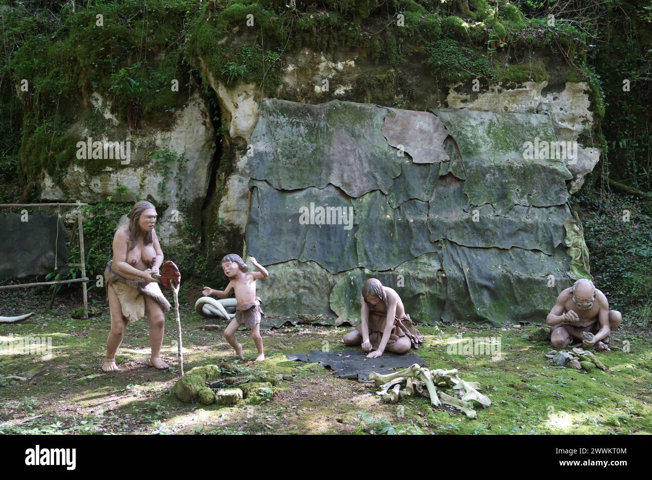 Scène de vie durant la préhistoire reconstruite au Parc Préhisto dans la vallée de la Vézère en Périgord Noir dans la région des grottes de Lascaux. Tursac, Pér Banque D'Images