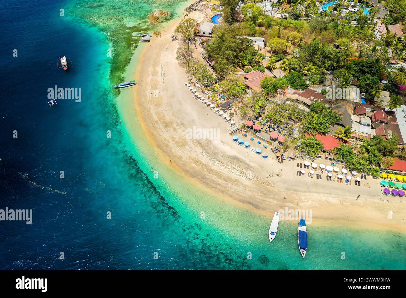 Vue aérienne de haut en bas d'une plage tropicale et des stations balnéaires sur une petite île Banque D'Images