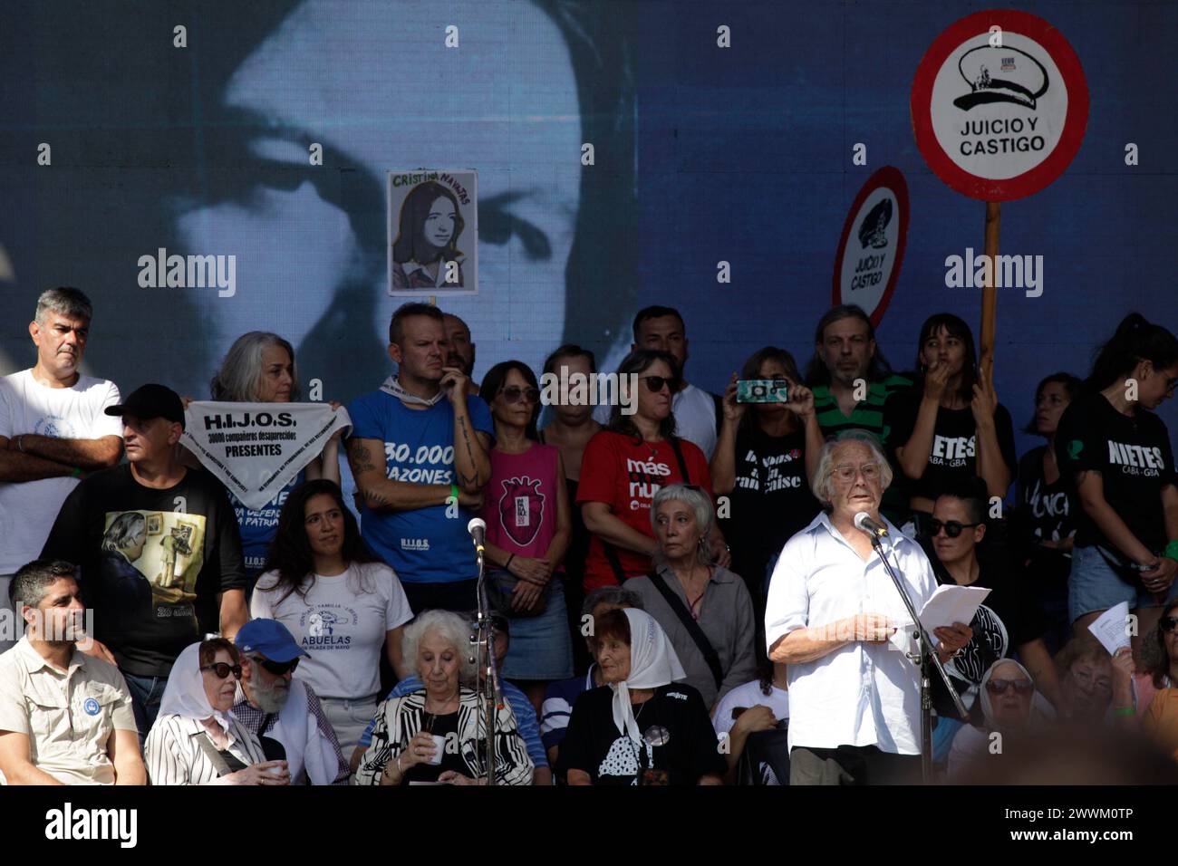 Buenos Aires, capitale fédérale, Argentine. 24 mars 2024. 24 mars 2024, Buenos Aires, Argentine:. À l'occasion de la Journée nationale du souvenir de la vérité et de la justice et 48 ans après le coup d'État que l'Argentine a connu en 1976, les organisations de défense des droits de l'homme ont appelé à une mobilisation massive en faveur de la Casa Rosada pour commémorer les 30 000 disparus par la dictature civilo-militaire et rejeter les manifestations négationnistes du gouvernement de Javier Milei. La présidente des grands-mères de la Plaza de Mayo, Estela de Carlotto, a commencé la lecture d'un document qu'elle a préparé avec Moth Banque D'Images