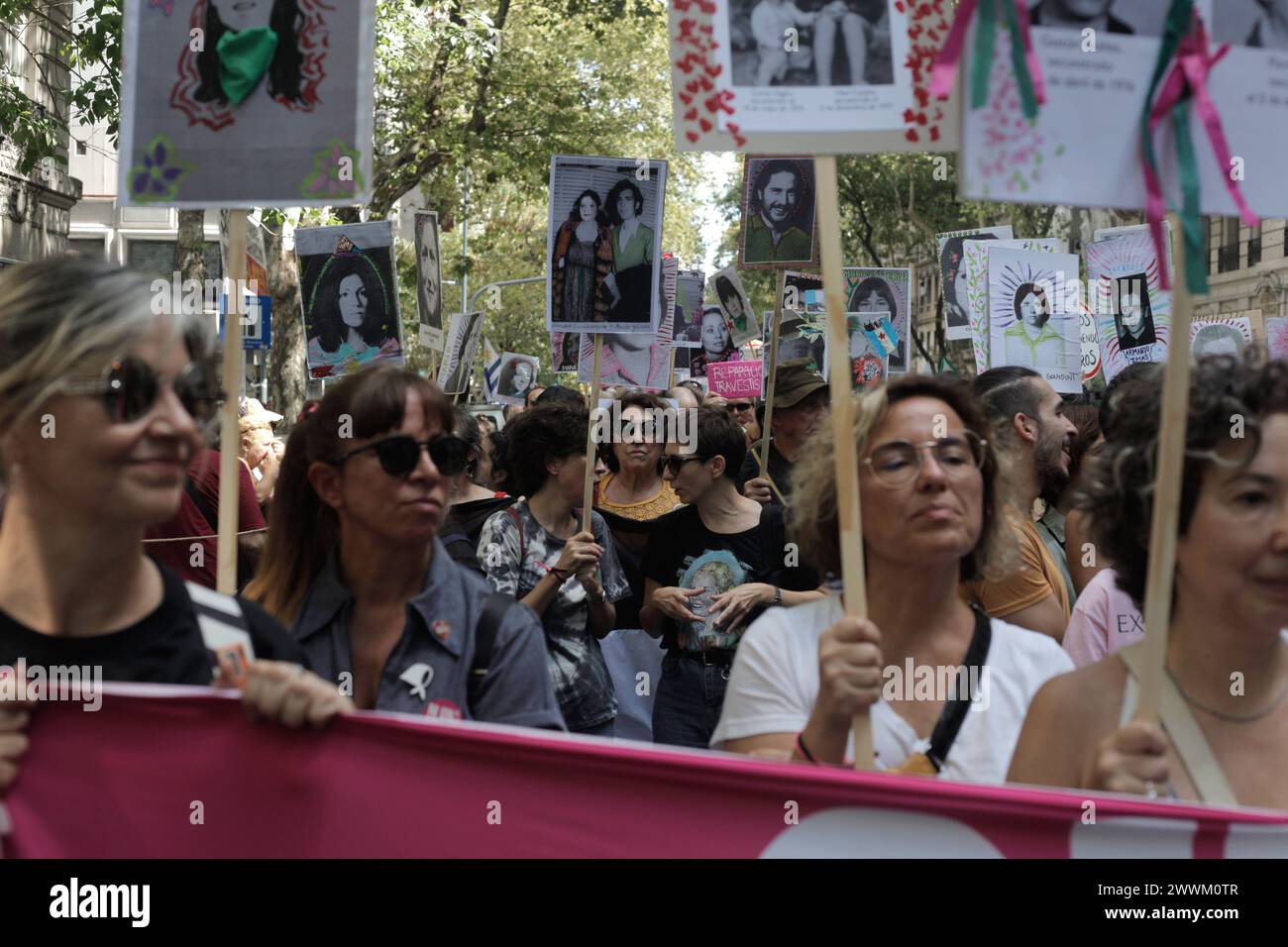 Buenos Aires, capitale fédérale, Argentine. 24 mars 2024. 24 mars 2024, Buenos Aires, Argentine:. À l'occasion de la Journée nationale du souvenir de la vérité et de la justice et 48 ans après le coup d'État que l'Argentine a connu en 1976, les organisations de défense des droits de l'homme ont appelé à une mobilisation massive en faveur de la Casa Rosada pour commémorer les 30 000 disparus par la dictature civilo-militaire et rejeter les manifestations négationnistes du gouvernement de Javier Milei. La présidente des grands-mères de la Plaza de Mayo, Estela de Carlotto, a commencé la lecture d'un document qu'elle a préparé avec Moth Banque D'Images
