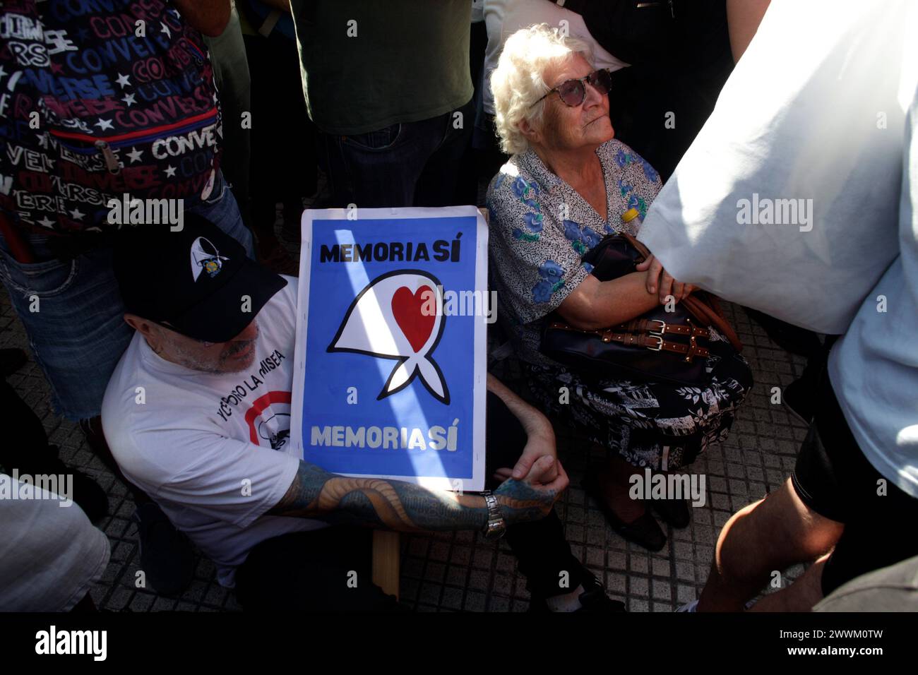 Buenos Aires, capitale fédérale, Argentine. 24 mars 2024. 24 mars 2024, Buenos Aires, Argentine : à l'occasion de la Journée nationale du souvenir de la vérité et de la justice et 48 ans après le coup d'État que l'Argentine a connu en 1976, les organisations de défense des droits de l'homme ont appelé à une mobilisation massive en faveur de la Casa Rosada pour commémorer les 30 000 disparus par la dictature civilo-militaire et rejeter les manifestations négationnistes du gouvernement de Javier Milei. La présidente des grands-mères de la Plaza de Mayo, Estela de Carlotto, a commencé la lecture d'un document qu'elle a préparé avec Mothe Banque D'Images