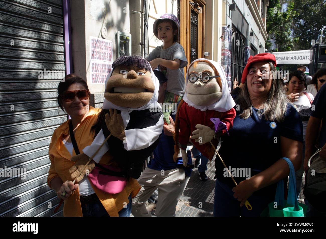 Buenos Aires, capitale fédérale, Argentine. 24 mars 2024. 24 mars 2024, Buenos Aires, Argentine:. À l'occasion de la Journée nationale du souvenir de la vérité et de la justice et 48 ans après le coup d'État que l'Argentine a connu en 1976, les organisations de défense des droits de l'homme ont appelé à une mobilisation massive en faveur de la Casa Rosada pour commémorer les 30 000 disparus par la dictature civilo-militaire et rejeter les manifestations négationnistes du gouvernement de Javier Milei. La présidente des grands-mères de la Plaza de Mayo, Estela de Carlotto, a commencé la lecture d'un document qu'elle a préparé avec Moth Banque D'Images