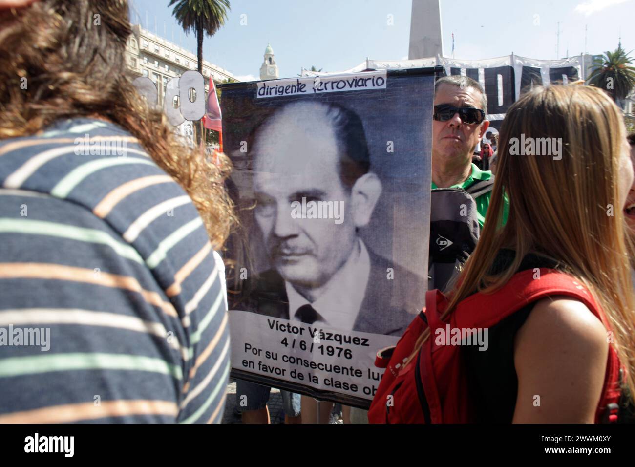 Buenos Aires, capitale fédérale, Argentine. 24 mars 2024. 24 mars 2024, Buenos Aires, Argentine:. À l'occasion de la Journée nationale du souvenir de la vérité et de la justice et 48 ans après le coup d'État que l'Argentine a connu en 1976, les organisations de défense des droits de l'homme ont appelé à une mobilisation massive en faveur de la Casa Rosada pour commémorer les 30 000 disparus par la dictature civilo-militaire et rejeter les manifestations négationnistes du gouvernement de Javier Milei. La présidente des grands-mères de la Plaza de Mayo, Estela de Carlotto, a commencé la lecture d'un document qu'elle a préparé avec Moth Banque D'Images