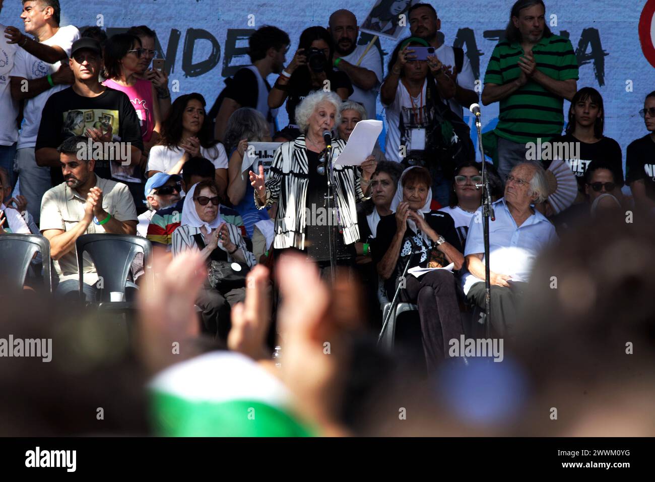 Buenos Aires, capitale fédérale, Argentine. 24 mars 2024. 24 mars 2024, Buenos Aires, Argentine:. À l'occasion de la Journée nationale du souvenir de la vérité et de la justice et 48 ans après le coup d'État que l'Argentine a connu en 1976, les organisations de défense des droits de l'homme ont appelé à une mobilisation massive en faveur de la Casa Rosada pour commémorer les 30 000 disparus par la dictature civilo-militaire et rejeter les manifestations négationnistes du gouvernement de Javier Milei. La présidente des grands-mères de la Plaza de Mayo, Estela de Carlotto, a commencé la lecture d'un document qu'elle a préparé avec Moth Banque D'Images