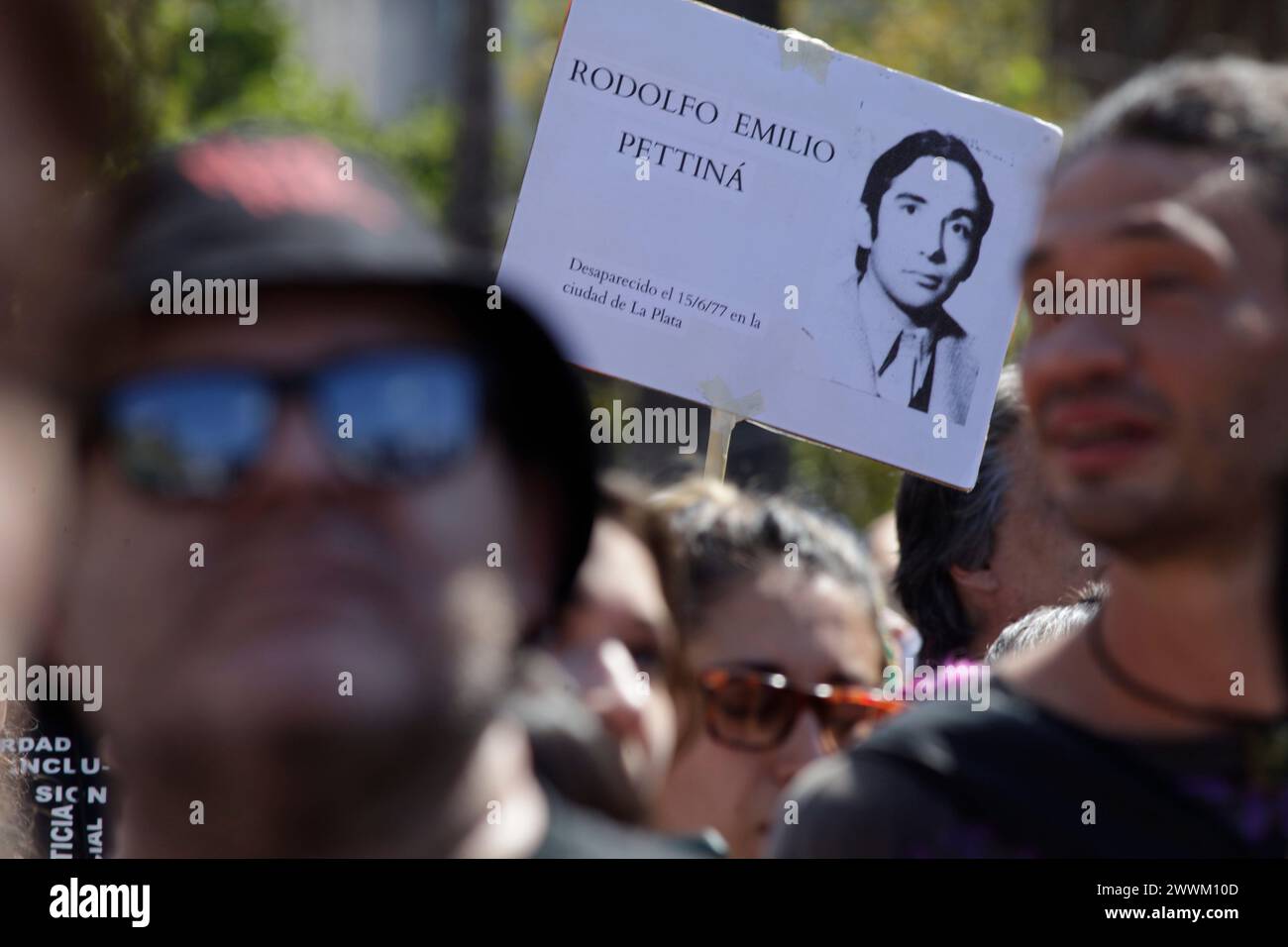 Buenos Aires, capitale fédérale, Argentine. 24 mars 2024. 24 mars 2024, Buenos Aires, Argentine:. À l'occasion de la Journée nationale du souvenir de la vérité et de la justice et 48 ans après le coup d'État que l'Argentine a connu en 1976, les organisations de défense des droits de l'homme ont appelé à une mobilisation massive en faveur de la Casa Rosada pour commémorer les 30 000 disparus par la dictature civilo-militaire et rejeter les manifestations négationnistes du gouvernement de Javier Milei. La présidente des grands-mères de la Plaza de Mayo, Estela de Carlotto, a commencé la lecture d'un document qu'elle a préparé avec Moth Banque D'Images