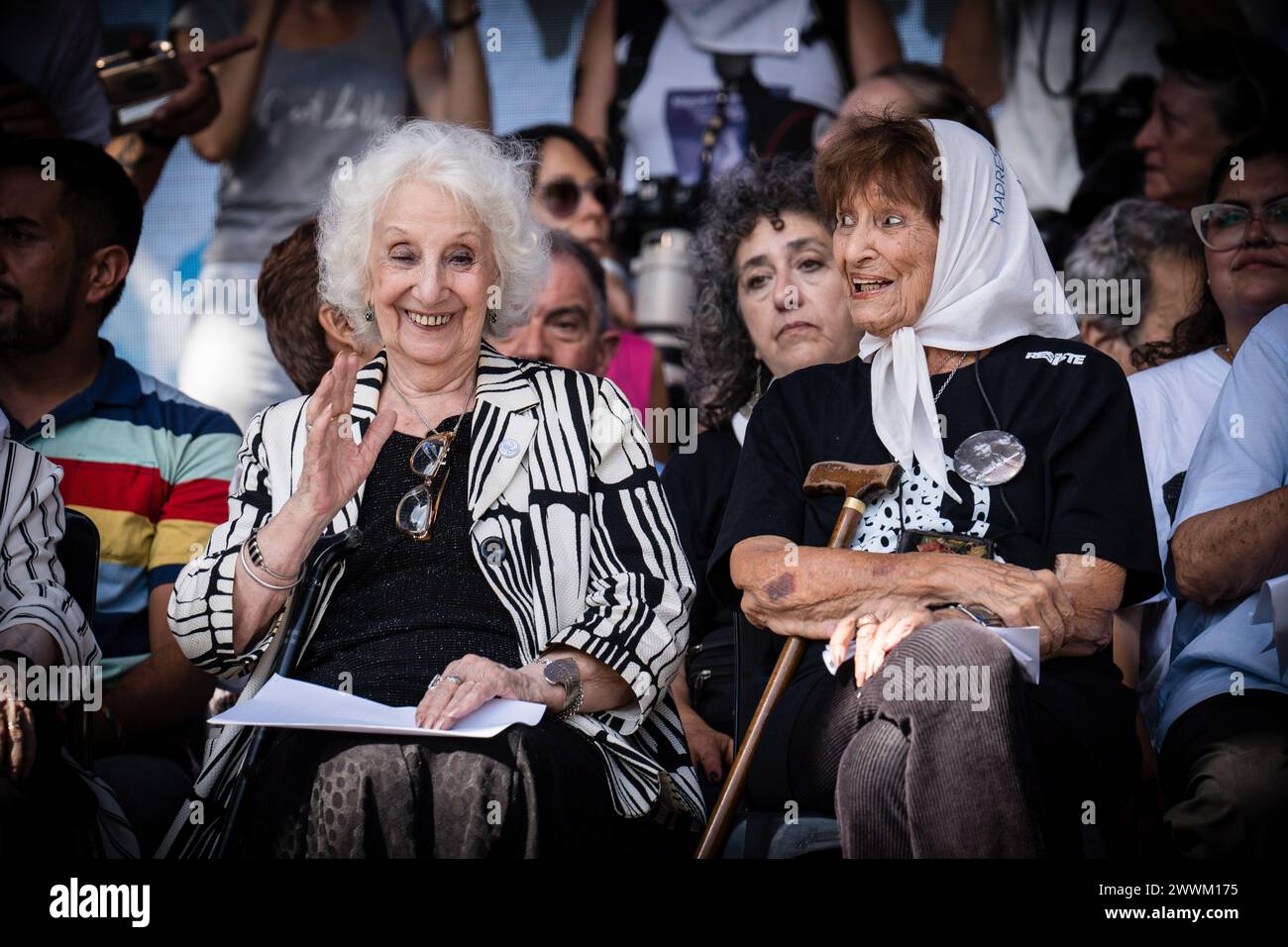 Buenos Aires, Argentine. 24 mars 2024. Estela de Carlotto et Taty Almeida sur scène. Mobilisation 48 ans après le dernier coup d'État civilo-militaire en Argentine avec les slogans "Memory yes" et "Never Again". (Photo Santiago Oroz/SOPA images/SIPA USA) crédit : SIPA US/Alamy Live News Banque D'Images