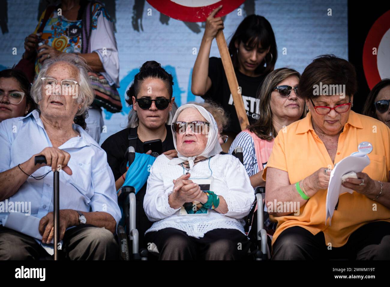 Buenos Aires, Argentine. 24 mars 2024. La mère de la Plaza de Mayo Nora Corti'as et le lauréat du prix Nobel de la paix, Adolfo Perez Esquivel, présents sur scène. Mobilisation 48 ans après le dernier coup d'État civilo-militaire en Argentine avec les slogans "Memory yes" et "Never Again". Crédit : SOPA images Limited/Alamy Live News Banque D'Images
