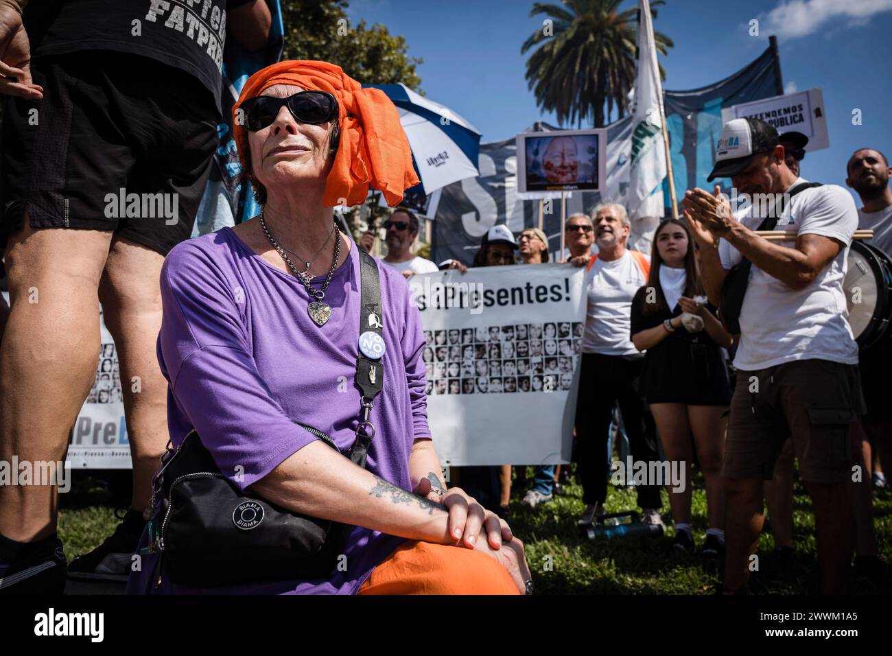 Buenos Aires, Argentine. 24 mars 2024. Une femme devant les ouvriers de presse mobilisés sur la Plaza de Mayo. Mobilisation 48 ans après le dernier coup d'État civilo-militaire en Argentine avec les slogans "Memory yes" et "Never Again". Crédit : SOPA images Limited/Alamy Live News Banque D'Images