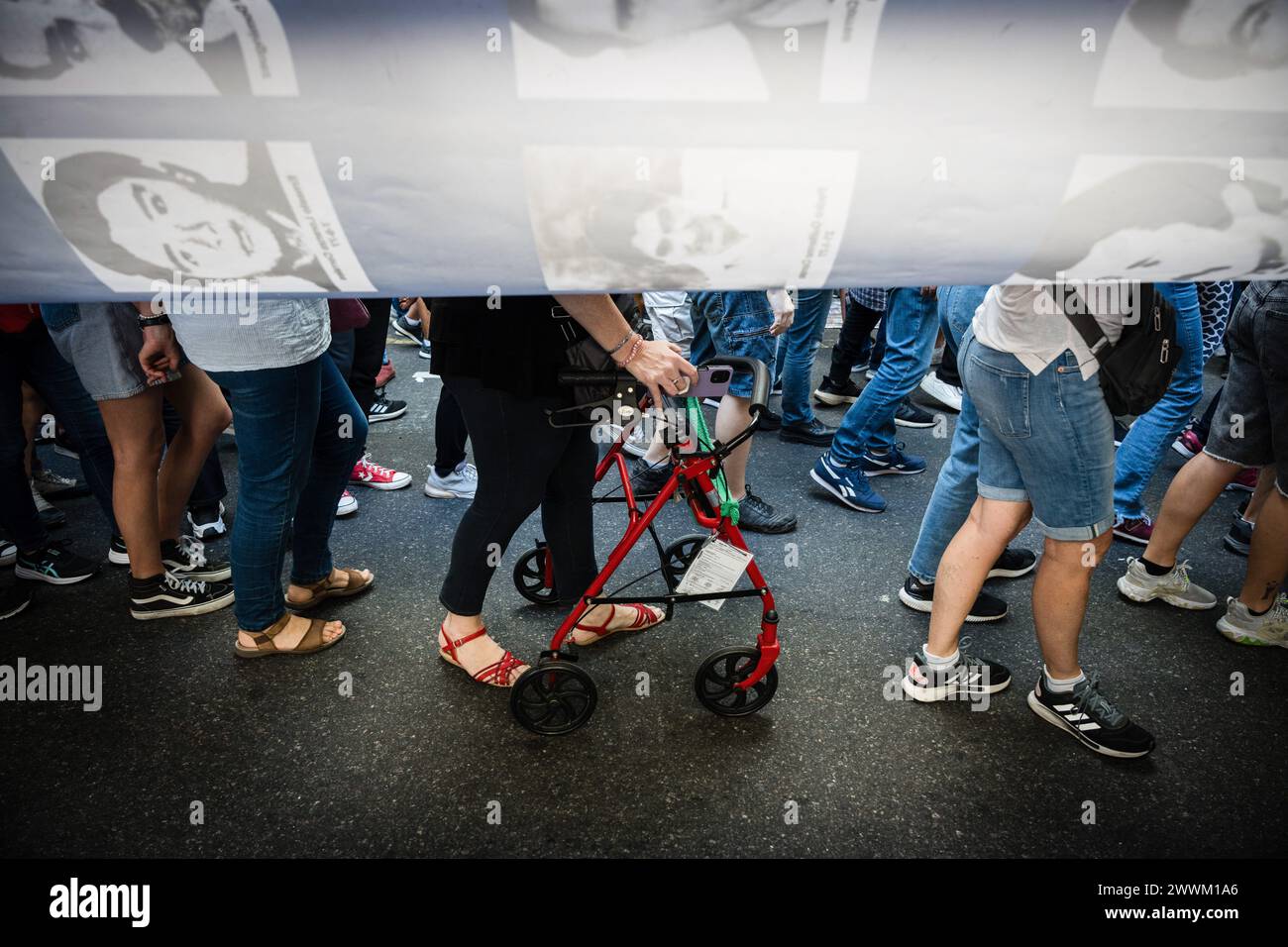 Buenos Aires, Argentine. 24 mars 2024. Une femme avec un marcheur marche vers la Plaza de Mayo. Mobilisation 48 ans après le dernier coup d'État civilo-militaire en Argentine avec les slogans "Memory yes" et "Never Again". Crédit : SOPA images Limited/Alamy Live News Banque D'Images