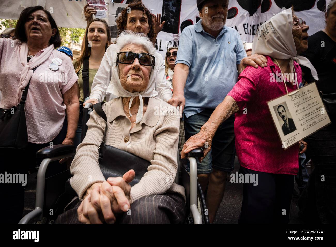 Buenos Aires, Argentine. 24 mars 2024. Deux mères de Plaza de Mayo dans la manifestation. Mobilisation 48 ans après le dernier coup d'État civilo-militaire en Argentine avec les slogans "Memory yes" et "Never Again". Crédit : SOPA images Limited/Alamy Live News Banque D'Images