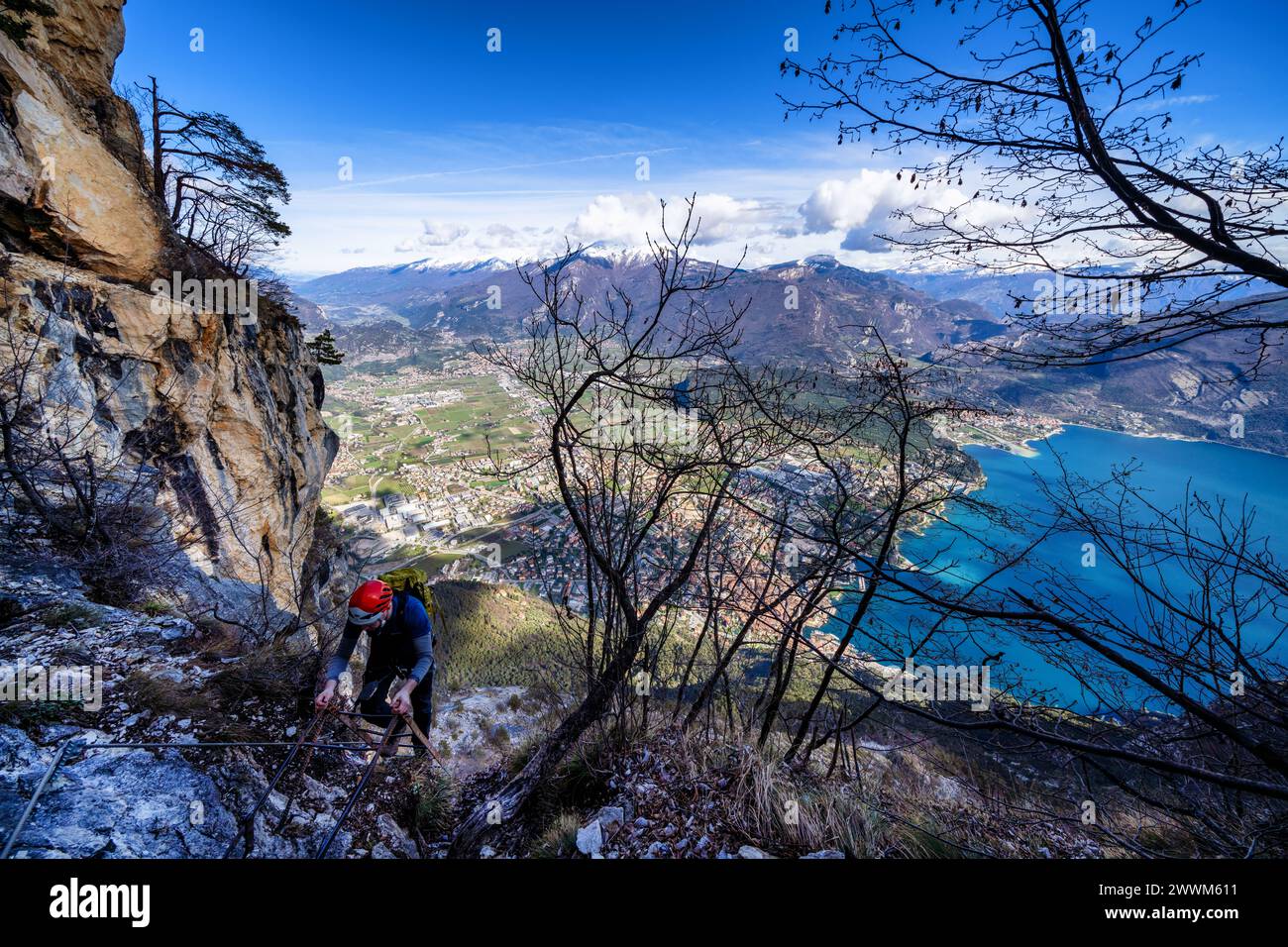 Sur la route d’escalade via Ferrata dell’Amicizia près de Riva del Garda, Italie Banque D'Images