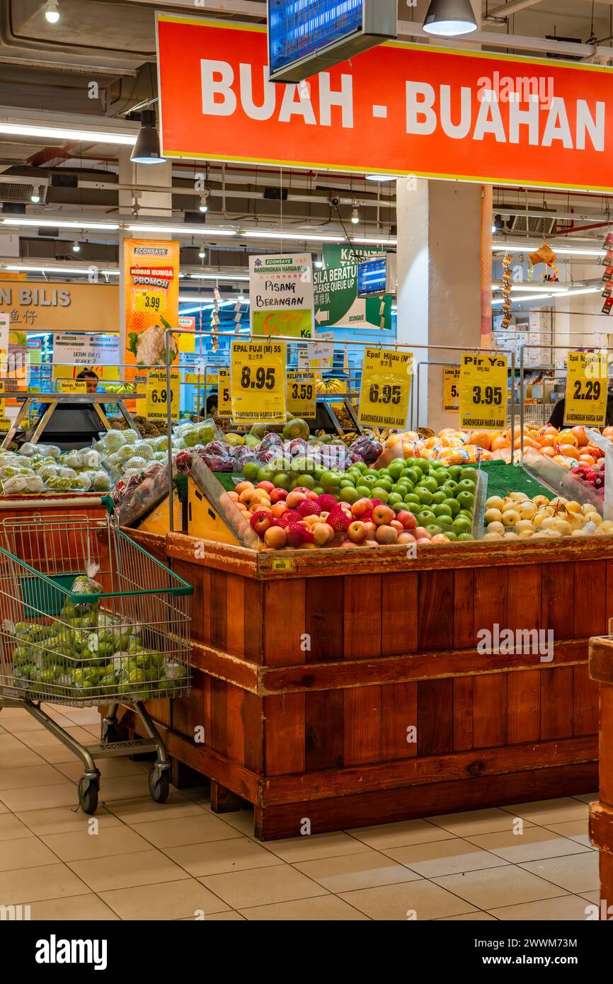 Econsave, Kampar, Perak - 25 mars 2024 : vue au supermarché Econsave Kampar Perak vendant des fruits Banque D'Images