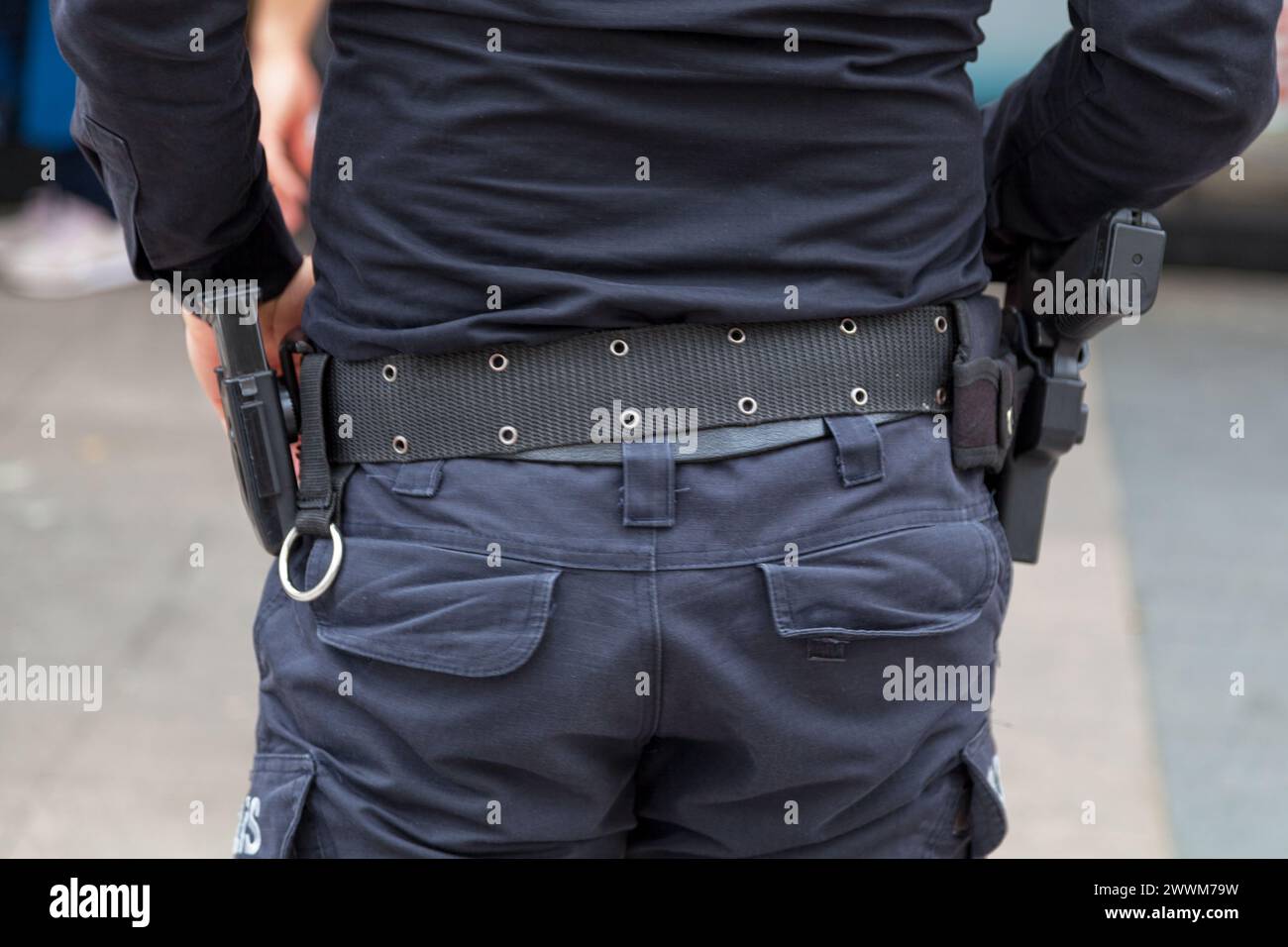 Gros plan sur la ceinture avec chargeur et pistolet semi-automatique d'un policier turc (Polis). Banque D'Images