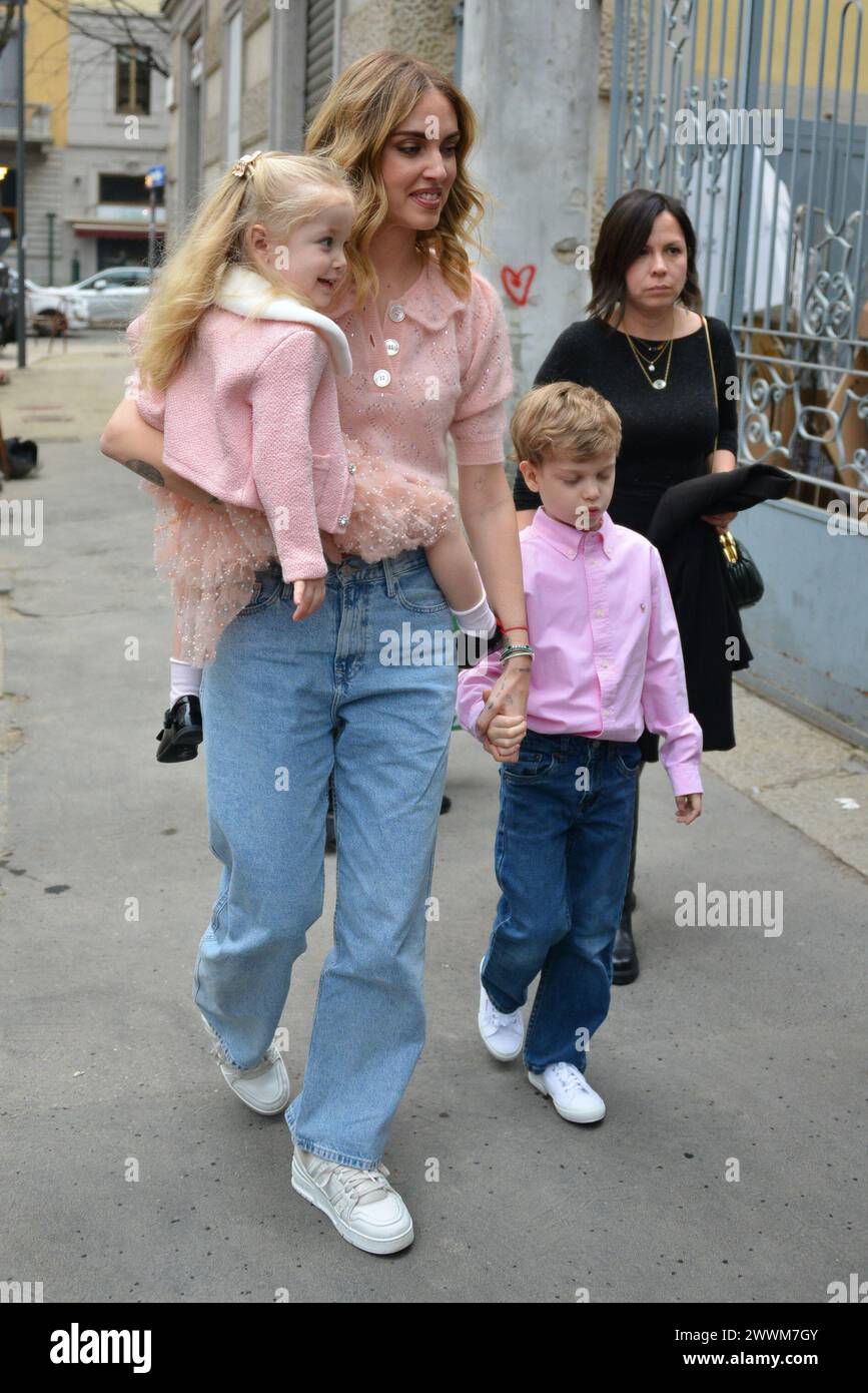 Claudio Mangiarotti droits copyright Milan- Chiara Ferragni avec Fedez se réunir pour célébrer l'anniversaire de Vittoria avec l'anniversaire de Vittoria avec Leone. Avec eux Valentina Ferragni avec son petit ami Matteo Napoletano, Francesca Ferragni avec son mari Riccardo Nicoletti et son fils Edoardo. Les grands-parents maternels respectifs Marina Di Guardo avec Marco Ferragni et Franco Lucia avec Annamaria Berrnnzaghi. Enfin, l'inévitable arrière-grand-mère Luciana Violins piscine de 92 ans Claudio Mangiarotti/VILLA/Manuele Mangiarotti Ph Claudio Mangiarotti Banque D'Images