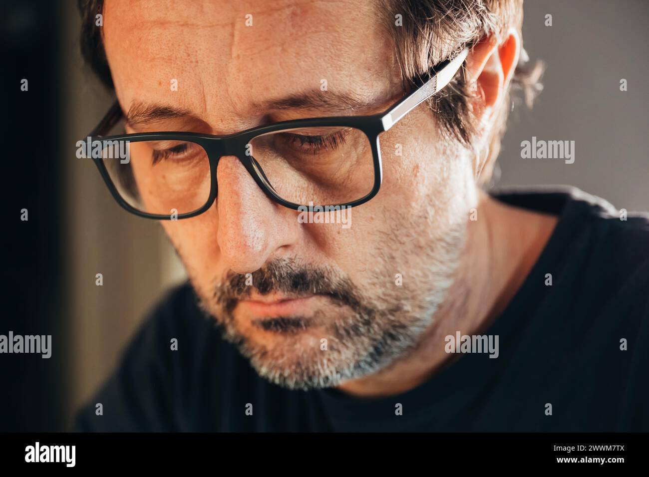 Paralysie de surpensée ou d'analyse, homme anxieux et dépressif désemparé avec des lunettes de pensée, concept de santé mentale, focalisation sélective Banque D'Images