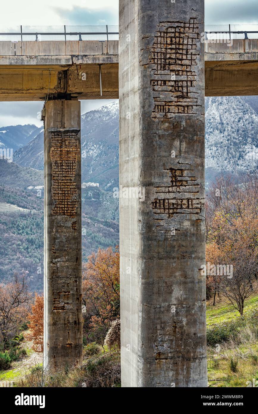 Pylônes détériorés et usés avec fer exposé et rouillé. Abruzzes, Italie, Europe Banque D'Images