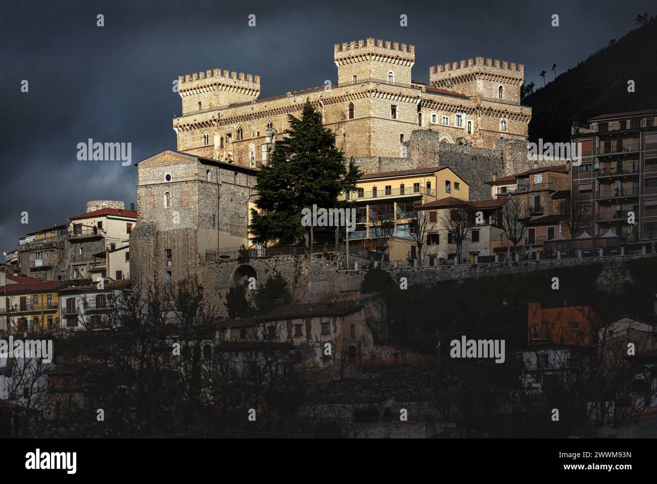Un rayon de soleil illumine le majestueux château Piccolomini des Comtes de Celano sous un ciel dramatique. Celano, province de L'Aquila, Abruzzes, Ita Banque D'Images