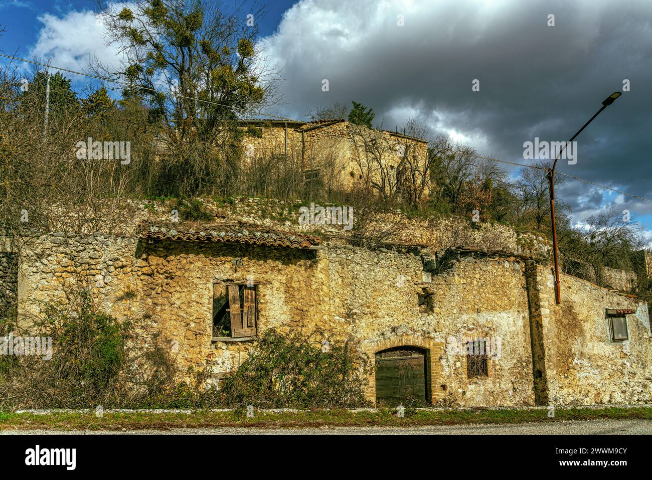 Ruines de vieilles maisons en pierre dans l'ancien village de Secinaro dans le parc régional Sirente Velino. Secinaro, province de L'Aquila, Abruzzes, Italie Banque D'Images