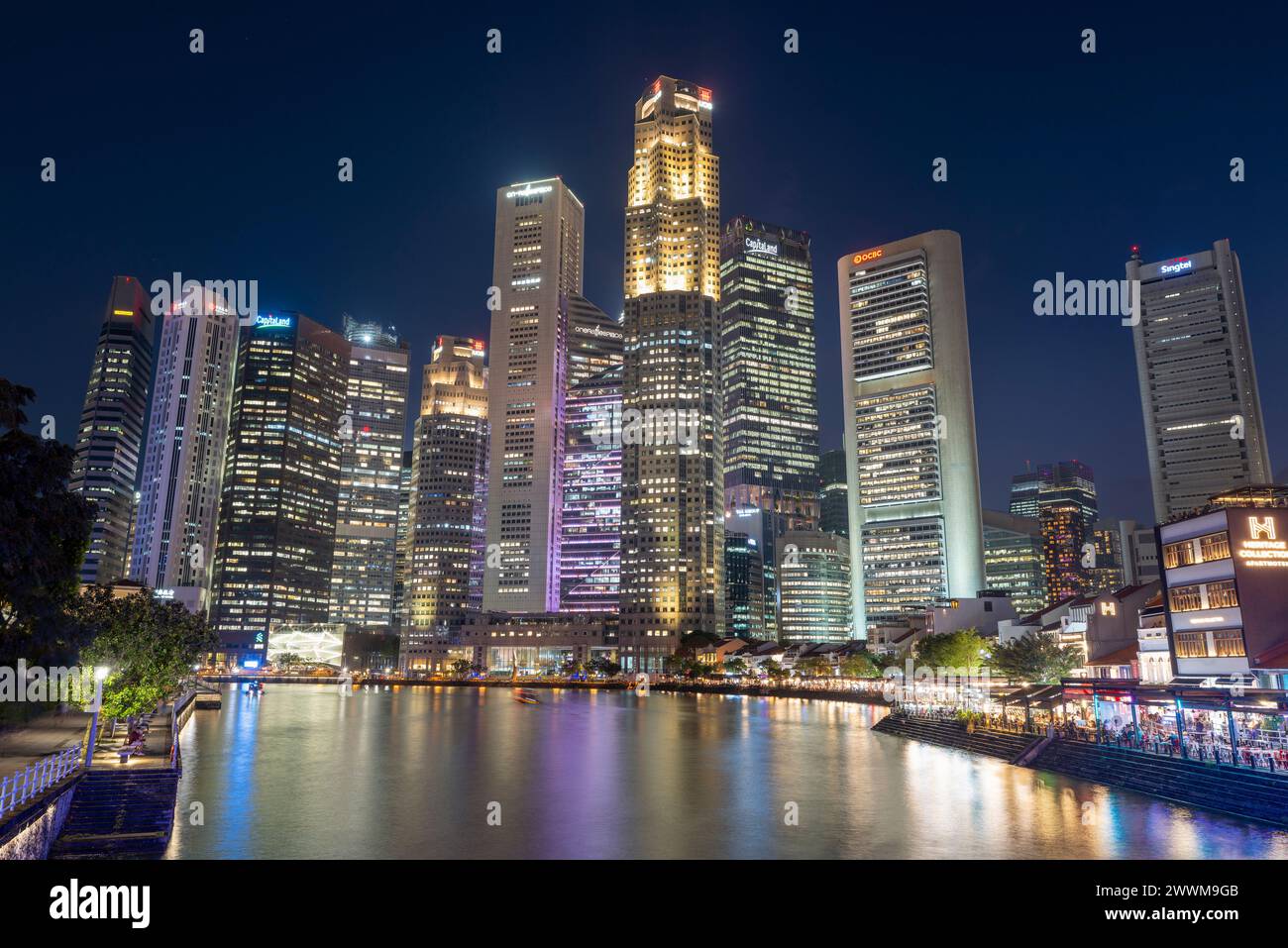 Boat Quay avec Singapore River et le quartier financier de Singapour, dans l'ambiance de la soirée Banque D'Images