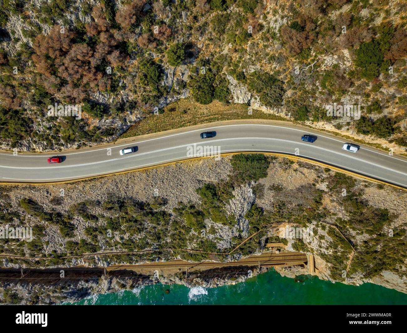Vue aérienne aérienne de la route sinuosa des Costes del Garraf (Barcelone, Catalogne, Espagne) ESP : Vista aérea cenital de la carretera sinuosa Banque D'Images
