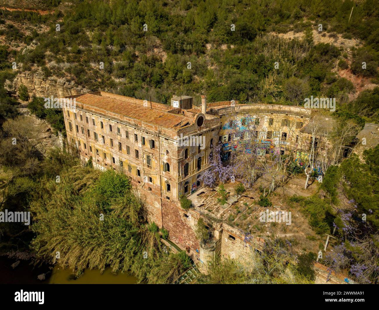 Vue aérienne de l'ancienne station thermale de Puda, dans les gorges de Cairat (Baix Llobregat, Barcelone, Catalogne, Espagne) ESP : Vista aérea del antiguo balneario de la P. Banque D'Images