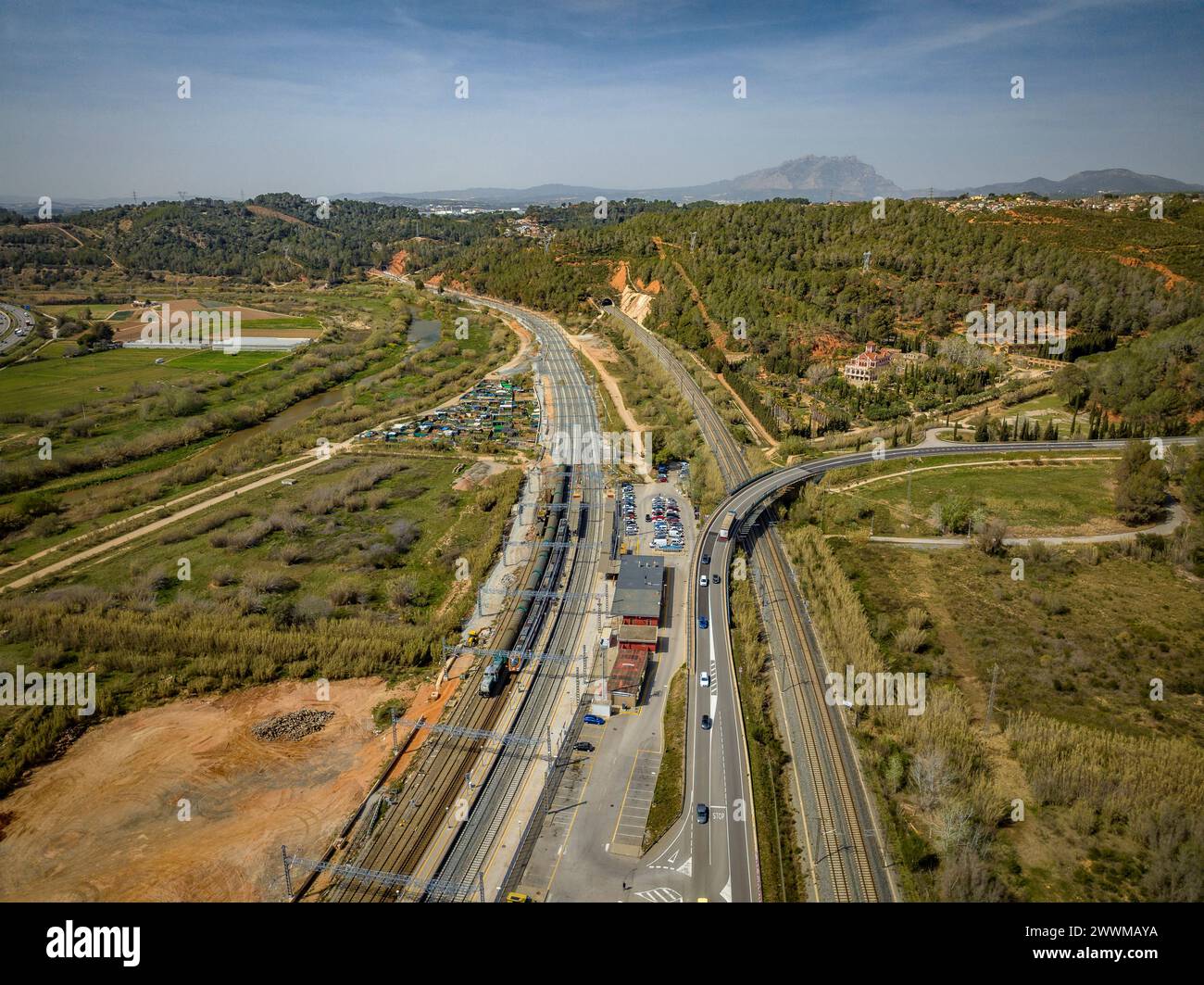 Lignes de train Renfe R-4 à la gare de Castellbisbal. Aussi les itinéraires de l'AVE (HSR) Barcelone - Madrid (Barcelone, Catalogne, Espagne) Banque D'Images