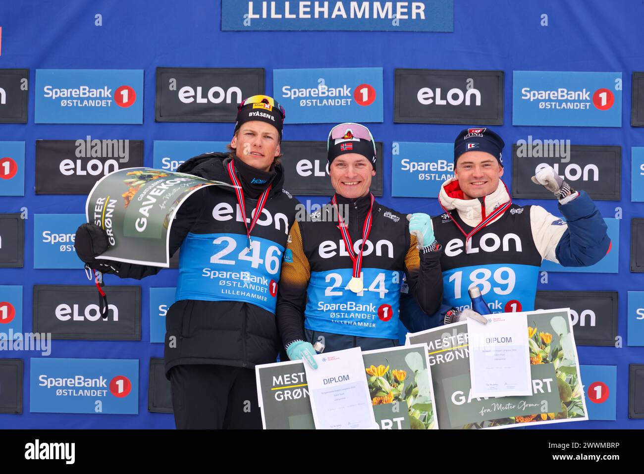 Lillehammer 20240323.le podium à gauche. Johannes Hosflot Klaebo, Eirik Sverdrup Augdal et Jon Rolf Skamo espèrent après les 50 km de patinage de fond masculin sur les pistes olympiques autour du stade de ski Birkebeineren lors des Championnats de Norvège. Photo : Geir Olsen / NTB Banque D'Images