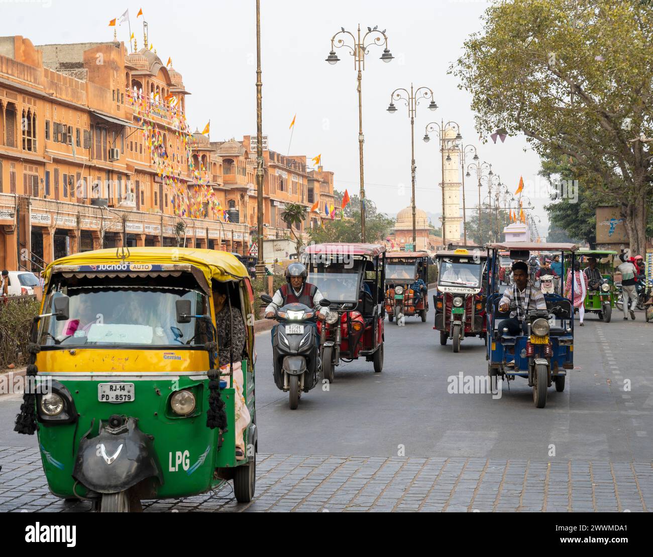 Indien, Jaipur, Blick durch die Chanpur Bazar Road zum Minarett Isarlat Sargasooli Banque D'Images