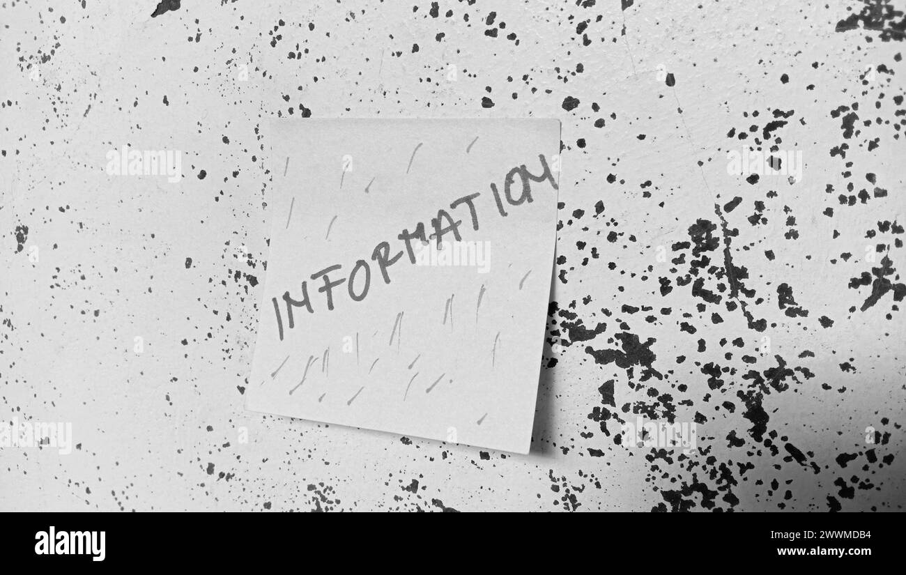 Photographie d'un objet sur le thème des affaires et de l'argent avec du texte à l'intérieur de la note qui dit « information » Banque D'Images