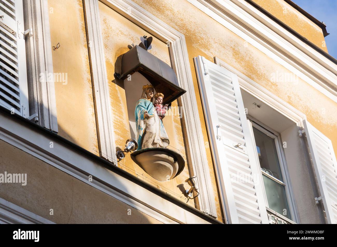 5 décembre 2023-Maison avec statue de la Vierge Marie et Jésus, à Montmartre, Paris, France. Banque D'Images