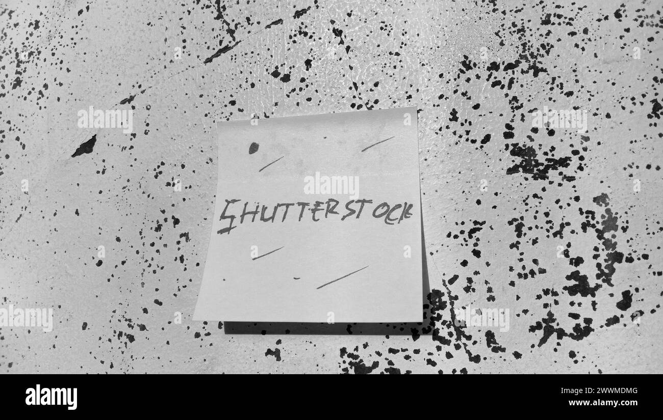 Texte avec les mots « Shutterstock » sur une note collée sur le mur Banque D'Images Texte avec les mots « Shutterstock » sur une note collée sur le mur Banque D'Images
