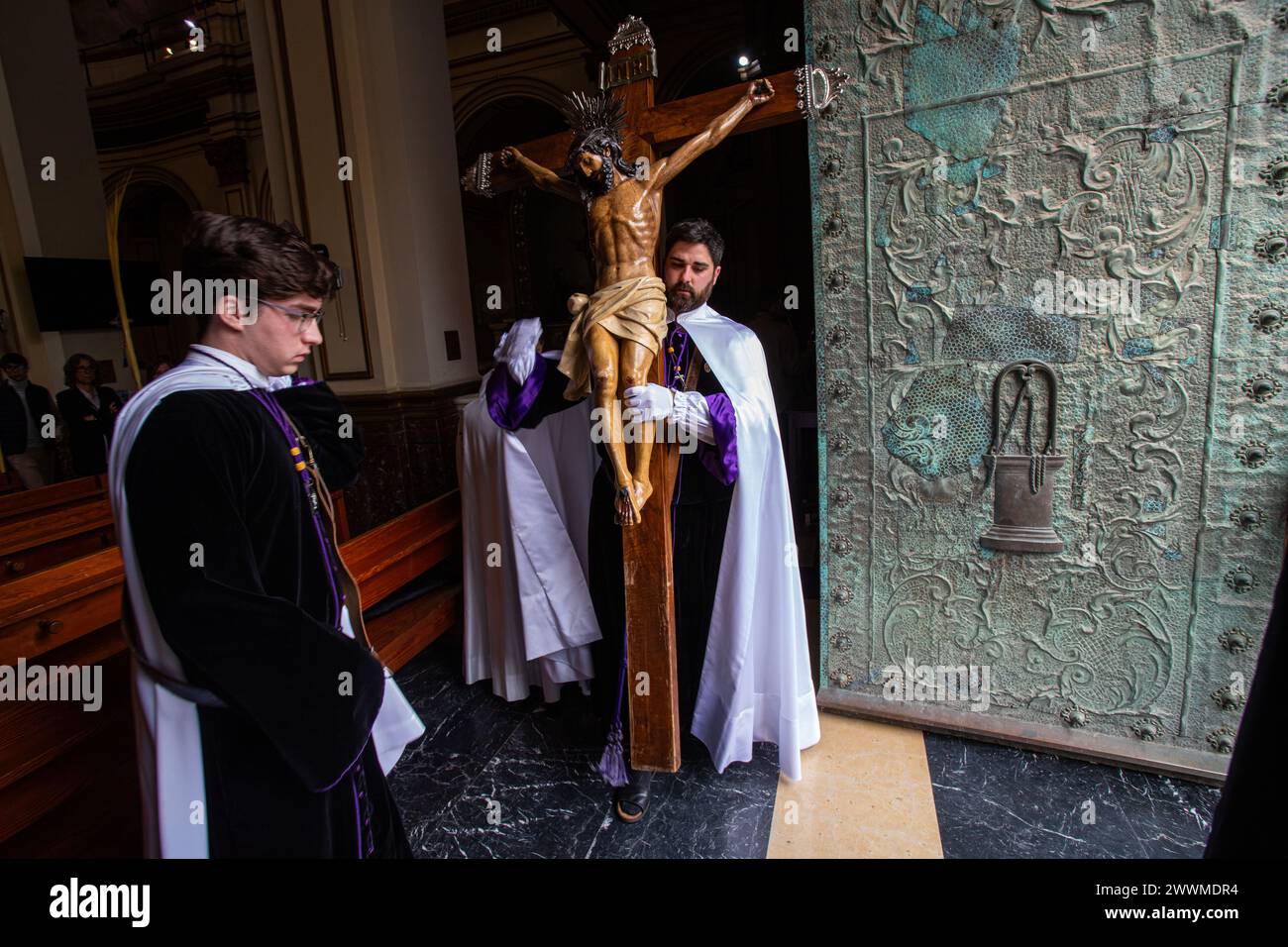 Pénitents lors d'un défilé de la semaine Sainte au quartier Cabanyal à Valence Espagne Banque D'Images