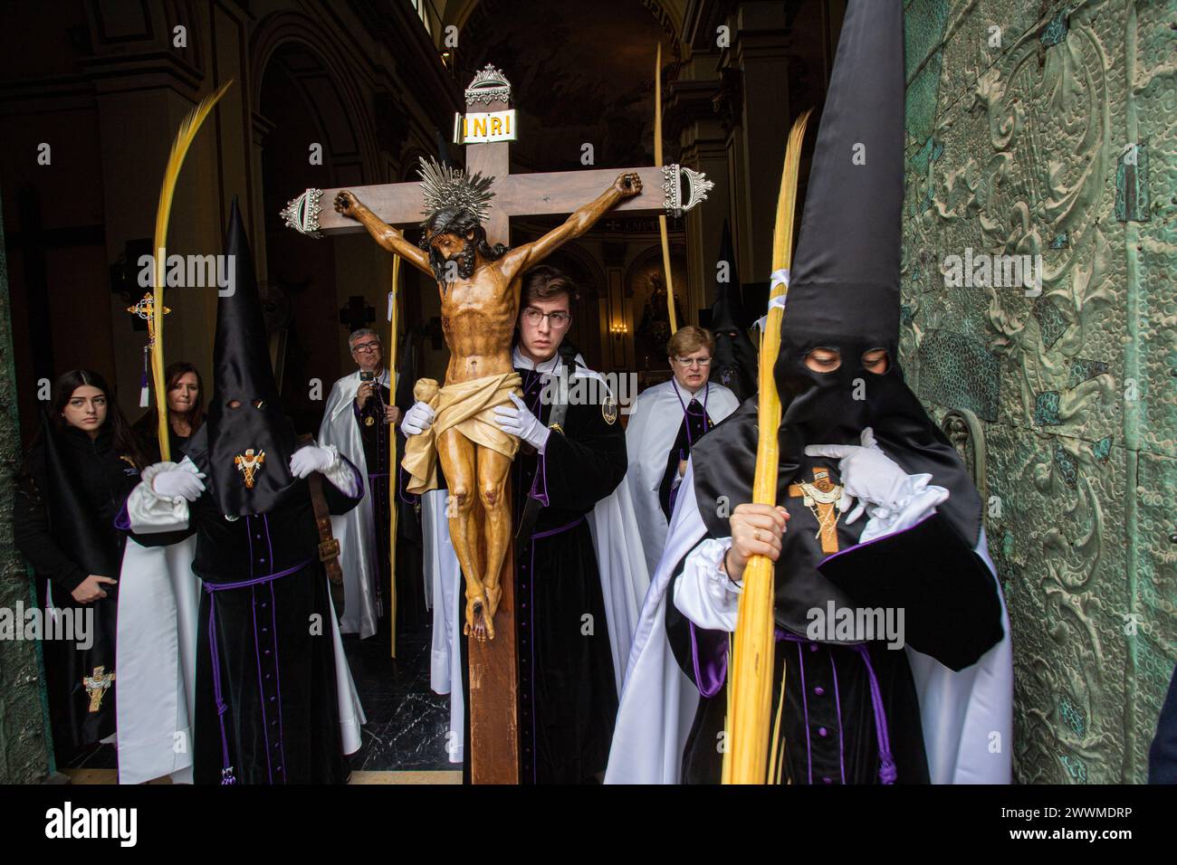 Pénitents lors d'un défilé de la semaine Sainte au quartier Cabanyal à Valence Espagne Banque D'Images