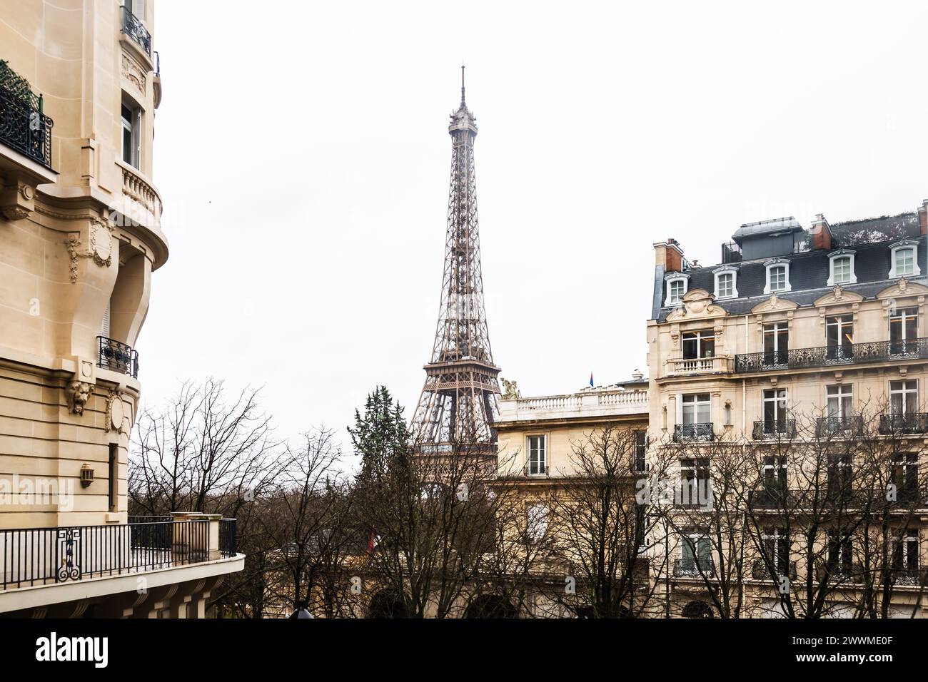 5 décembre 2023- la Tour Eiffel avec appartements et maisons au premier plan, Avenue de Camoens, Paris, France. Banque D'Images