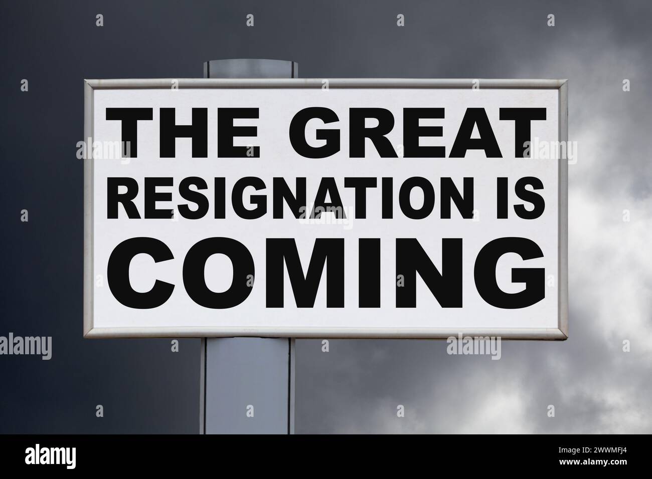 Gros plan sur un panneau d'affichage blanc contre un ciel bleu avec le message « la grande résignation arrive » écrit en noir au milieu. Banque D'Images Gros plan sur un panneau d'affichage blanc contre un ciel bleu avec le message « la grande résignation arrive » écrit en noir au milieu. Banque D'Images