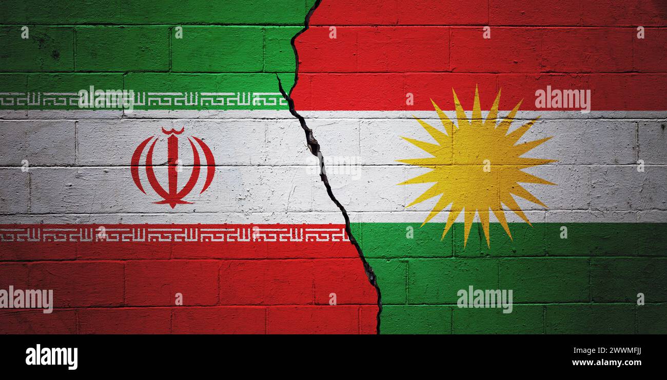 Mur de briques fissurées peint avec un drapeau iranien à gauche et un drapeau kurde à droite. Banque D'Images
