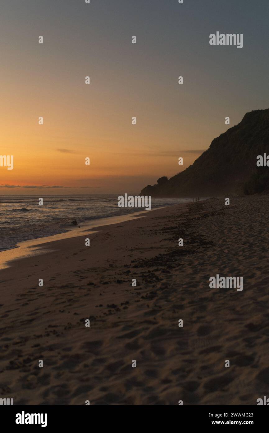 Coucher de soleil sur la plage au bord de l'océan, Nyang Nyang, Bali. Banque D'Images