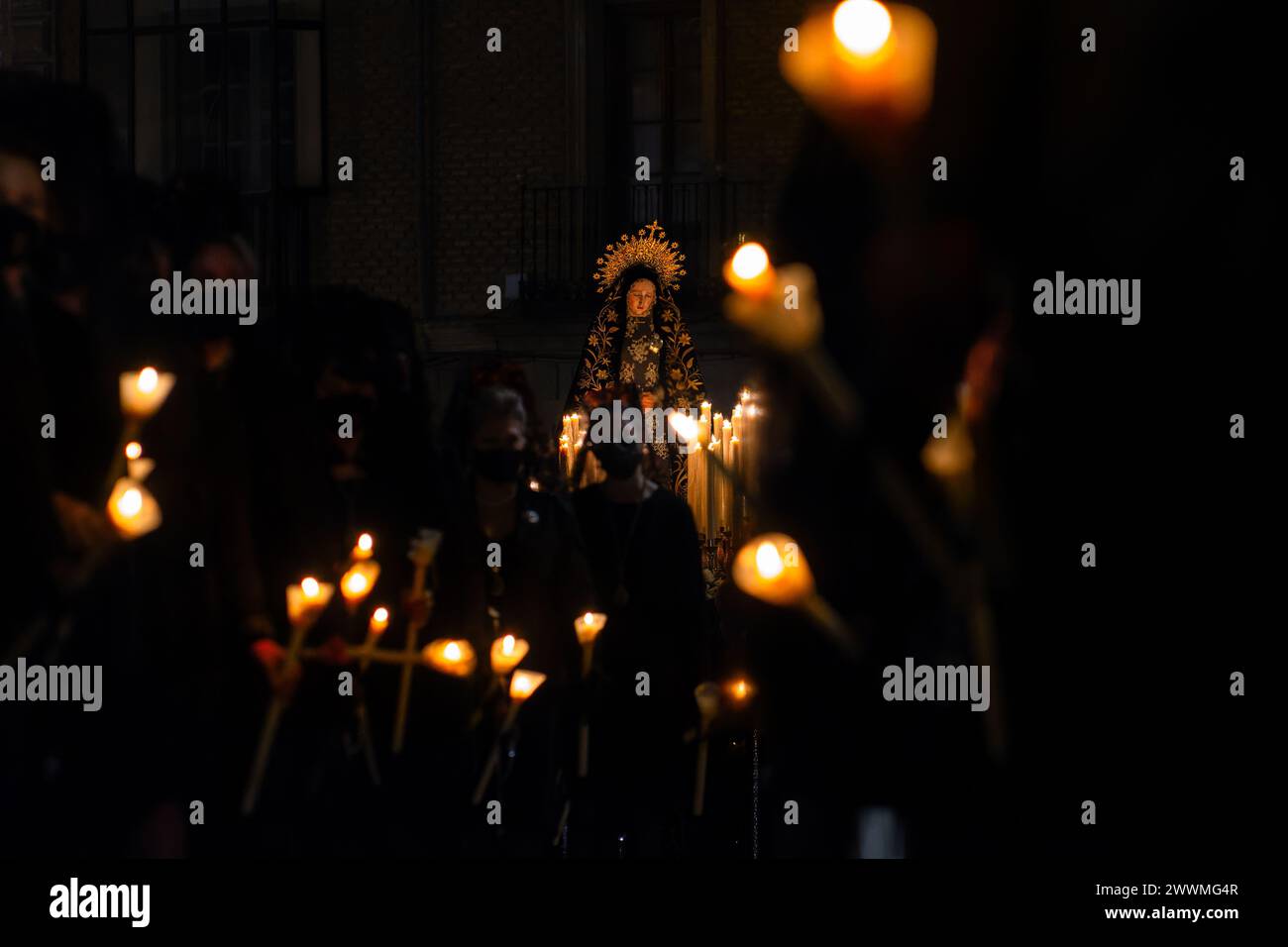 Procession manolas femmes avec des bougies Virgin Soledad. Semaine Sainte Banque D'Images