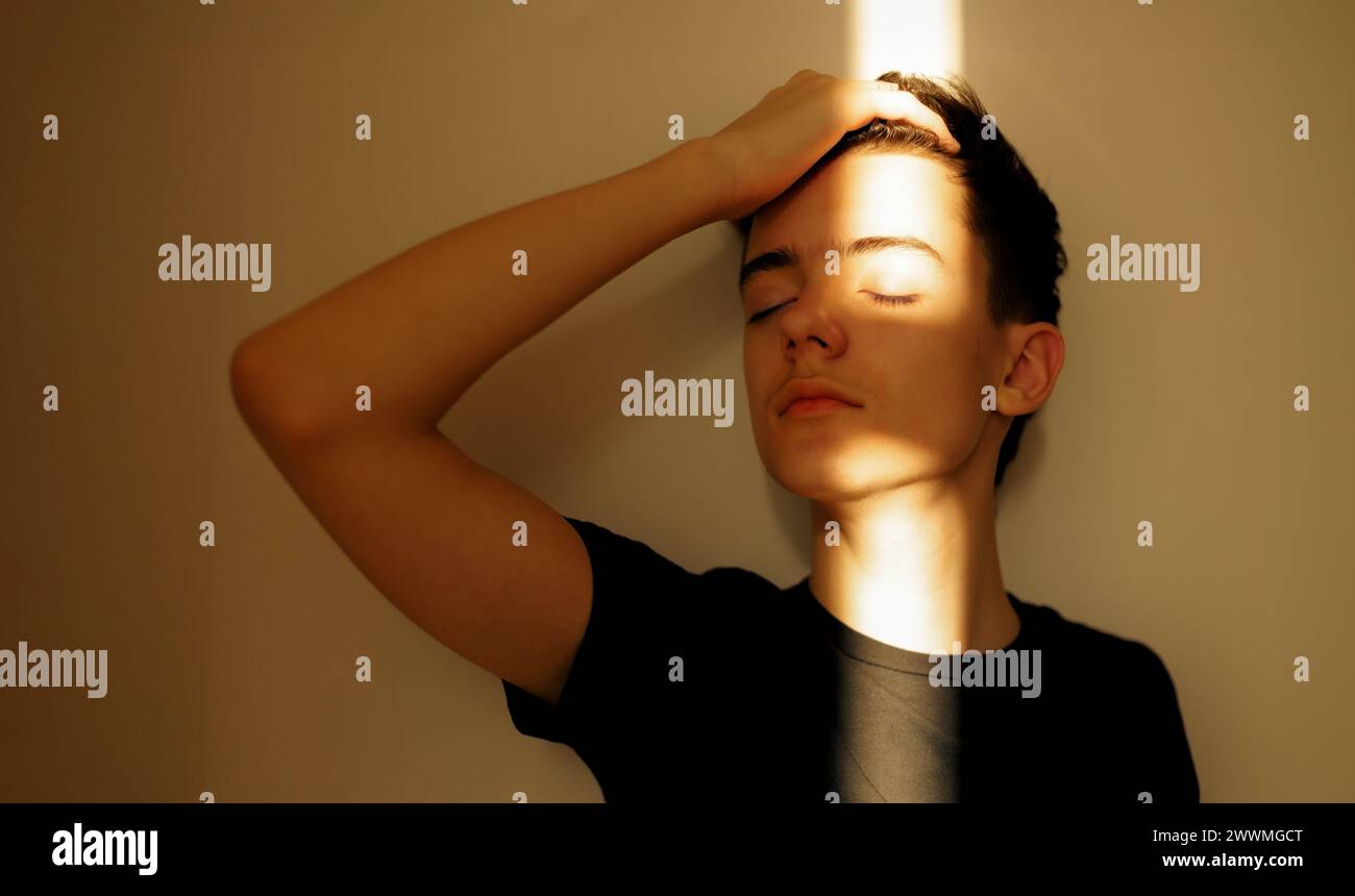 Portrait émotionnel d'un adolescent au rayon de soleil Banque D'Images