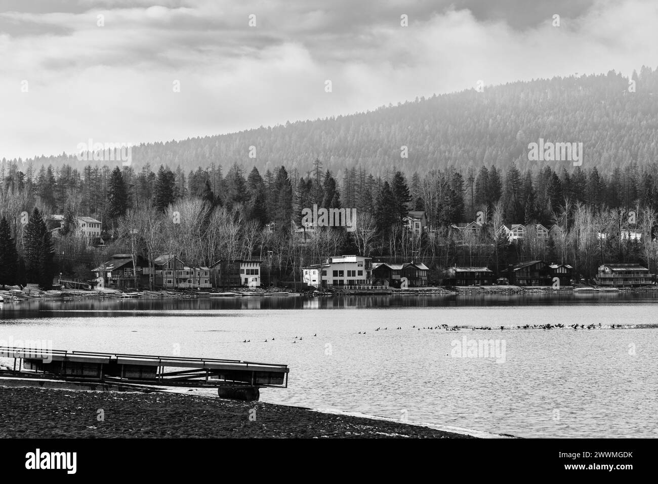 Scène Whitefish Lake avec maisons et quai en noir et blanc Banque D'Images