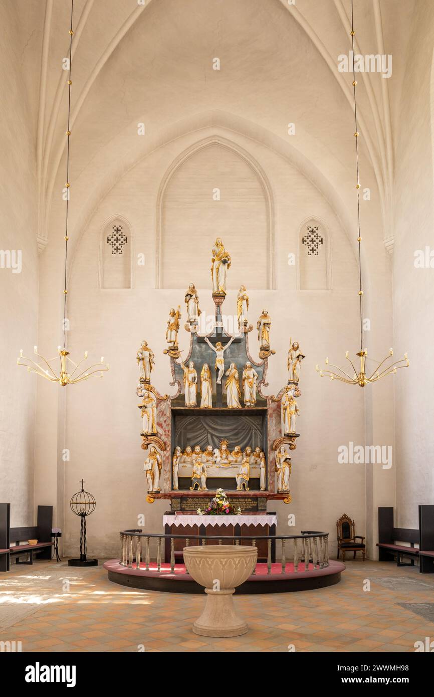 Vue intérieure de l'église marionnière, avec chœur avec autel et retable, Nordjylland, Danemark Banque D'Images