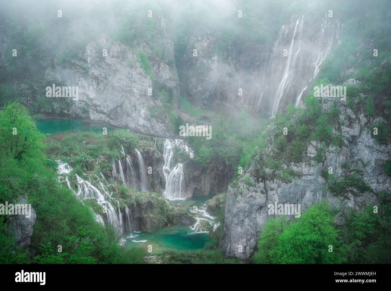 Brume matinale éthérée au-dessus du parc national des lacs de Plitvice, Croatie Banque D'Images