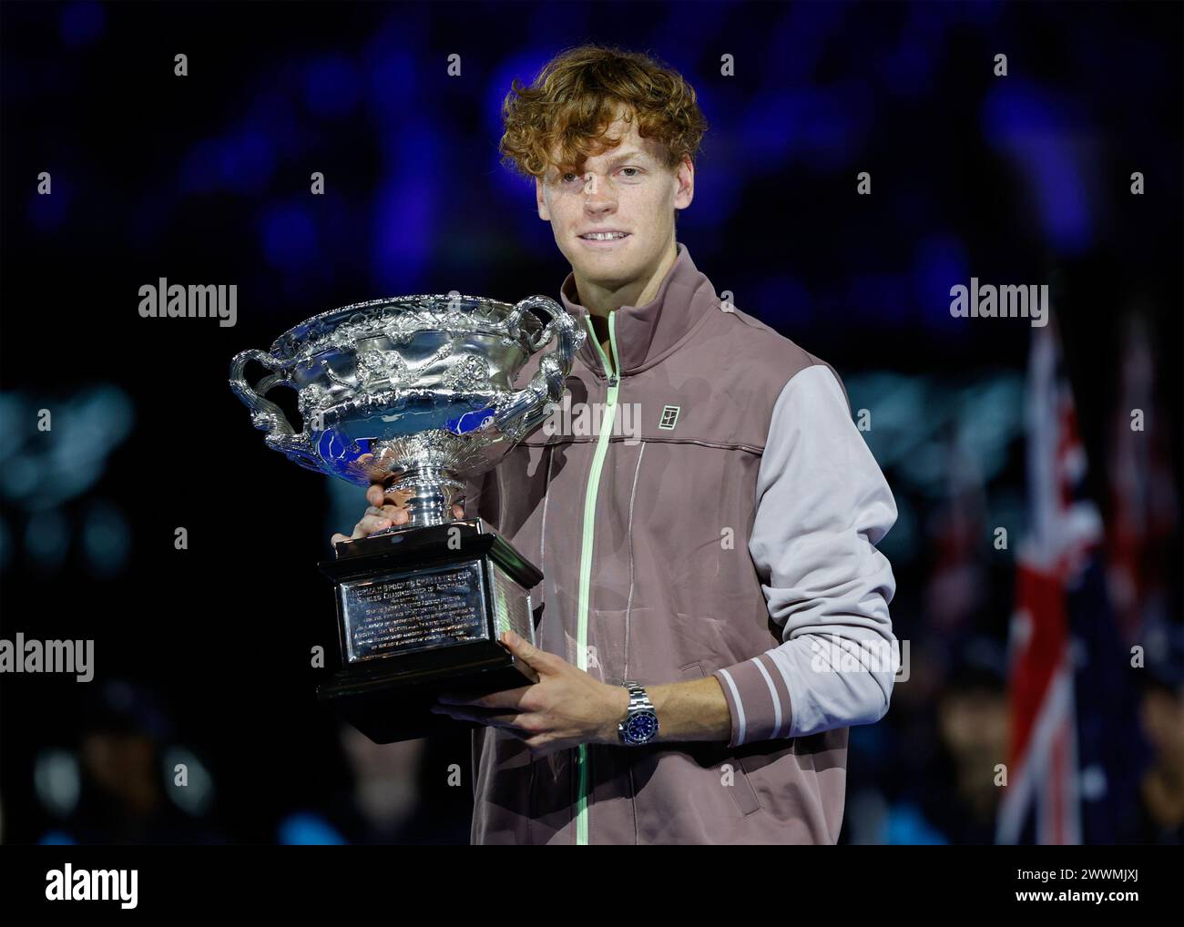 Jannik Sinner (ITA), vainqueur du Grand Chelem, détient le trophée à l'Open d'Australie 2024 à Melbourne Park, Melbourne, Victoria, Australie. Banque D'Images