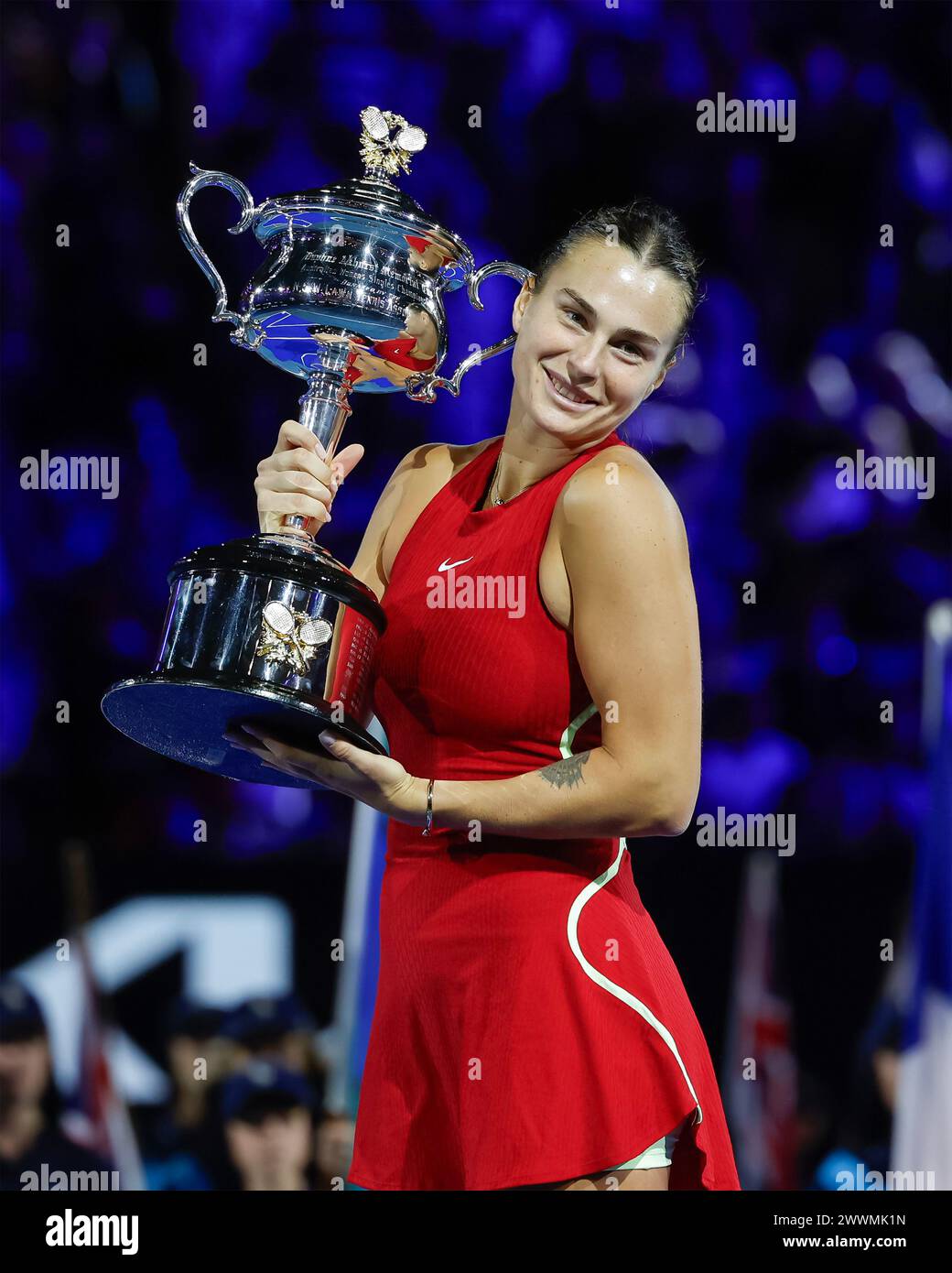 Vainqueur de l'Open d'Australie 2024 Aryna Sabalenka (BLR) posant avec trophée au Melbourne Park, Melbourne, Victoria, Australie Banque D'Images