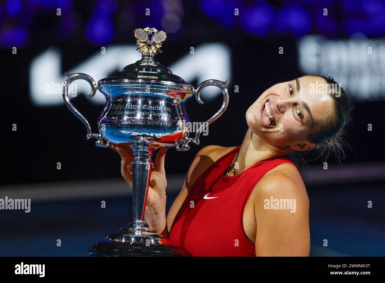 Vainqueur de l'Open d'Australie 2024 Aryna Sabalenka (BLR) posant avec trophée au Melbourne Park, Melbourne, Victoria, Australie Banque D'Images