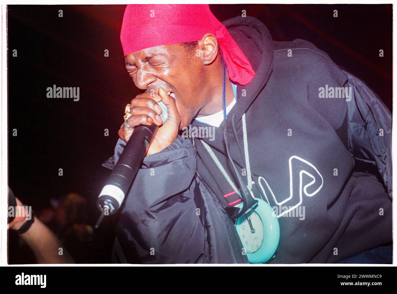 PUBLIC ENEMY, CONCERT, 2000 : Flavor Flav de public Enemy jouant au Homelands Festival à Winchester, Angleterre, Royaume-Uni le 27 mai 2000. Photo : Rob Watkins. INFO : public Enemy, un groupe de hip-hop américain formé à long Island, New York, en 1985, a révolutionné le rap avec des paroles politiquement chargées et une production innovante. Des tubes comme « Fight the Power » les ont propulsés vers la célébrité, consolidant leur statut d'icônes de la culture hip-hop consciente. Banque D'Images