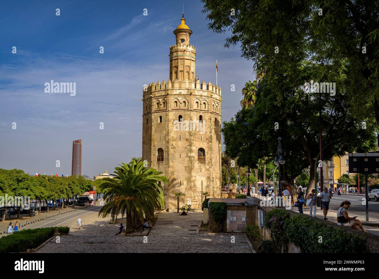 Le monument Torre del Oro et le gratte-ciel Torre Sevilla, à côté du fleuve Guadalquivir (Séville, Andalousie, Espagne), en particulier : la Torre del Oro, Séville Banque D'Images