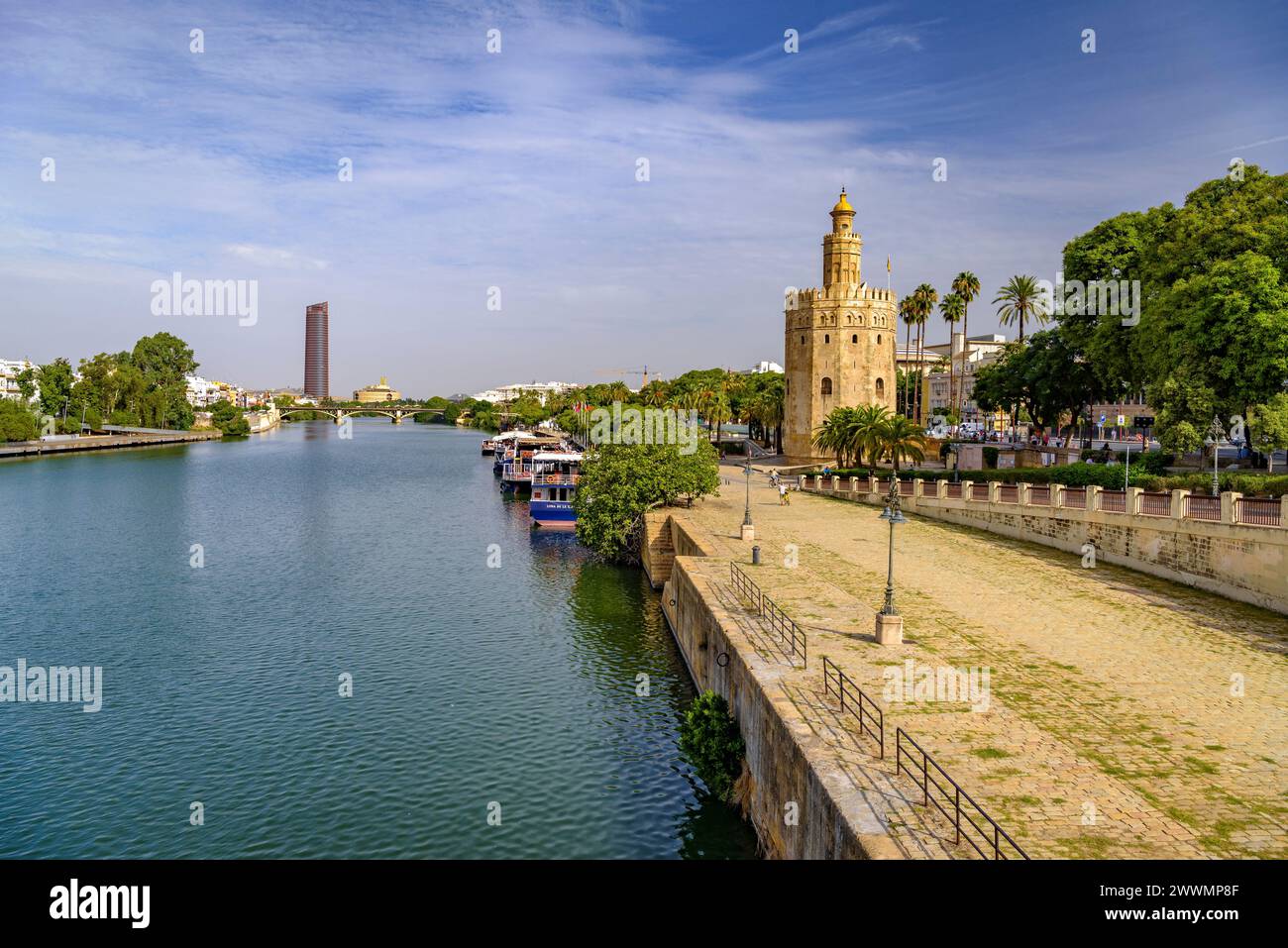 Le monument Torre del Oro et le gratte-ciel Torre Sevilla, à côté du fleuve Guadalquivir (Séville, Andalousie, Espagne), en particulier : la Torre del Oro, Séville Banque D'Images