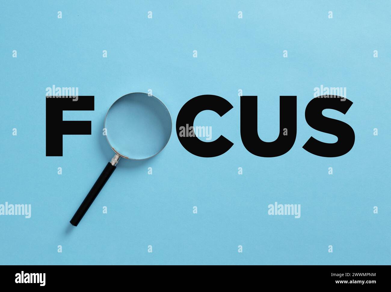 Le mot Focus avec loupe. Concentration dans le concept d'entreprise et d'éducation. Banque D'Images
